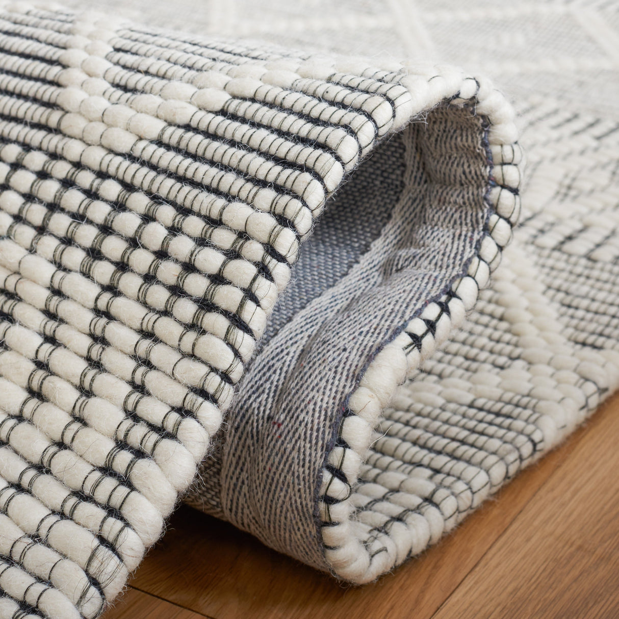Safavieh Marbella Mrb751A Ivory/Black Rug.