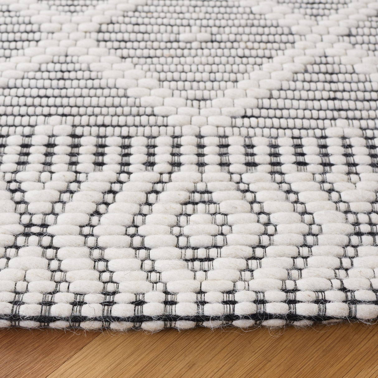Safavieh Marbella Mrb751A Ivory/Black Rug.