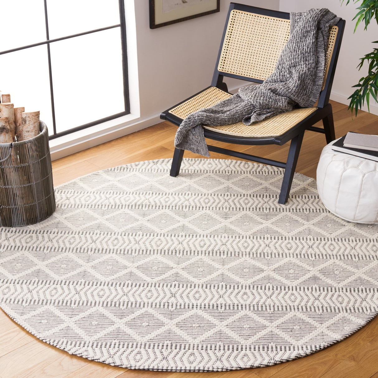 Safavieh Marbella Mrb751A Ivory/Black Rug.