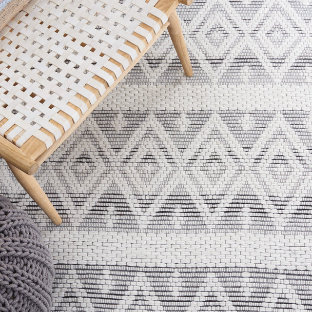 Safavieh Marbella Mrb855Z Ivory/Black Rug.