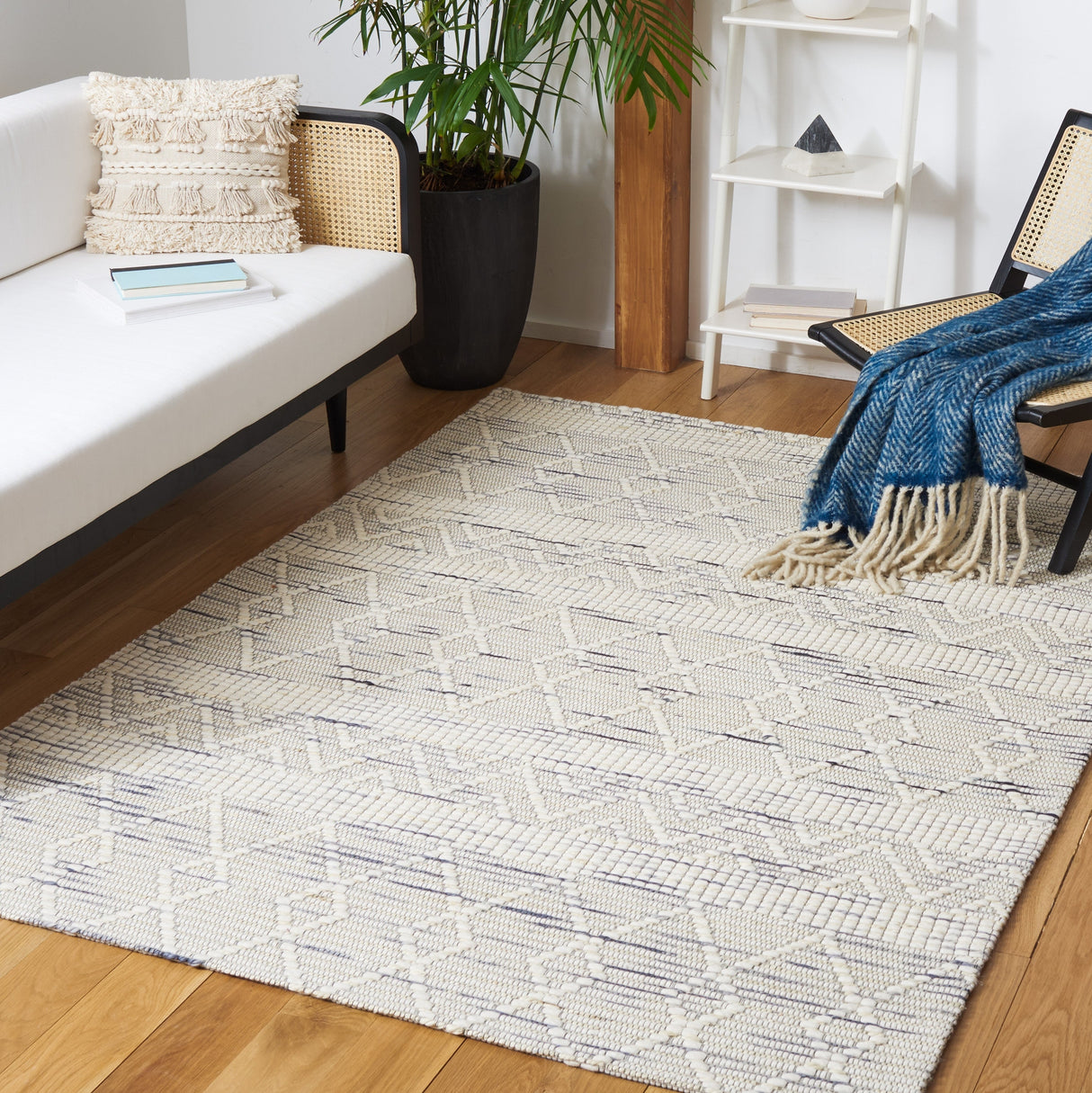 Safavieh Marbella Mrb902F Ivory/Grey Rug.