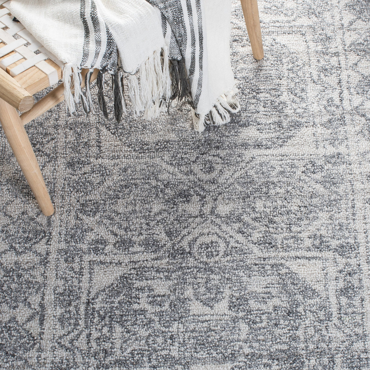 Safavieh Marquee Mrq111A Ivory/Grey Rugs.