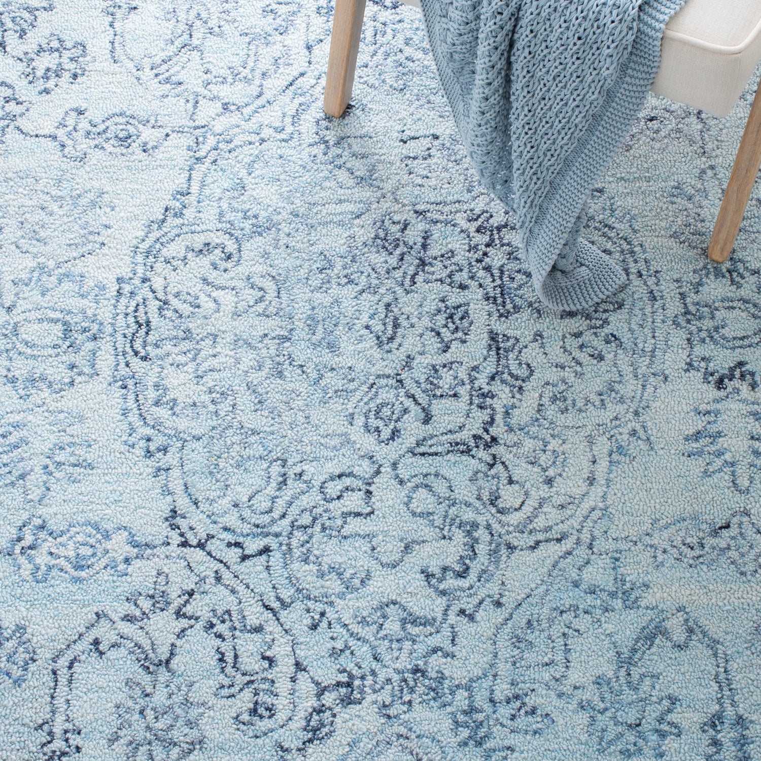 Safavieh Marquee Mrq112J Light Blue/Navy Rugs.