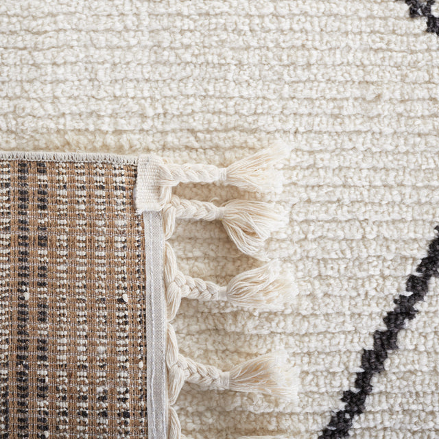 Safavieh Moroccan Tassel Mrt103A Ivory/Black Rug.