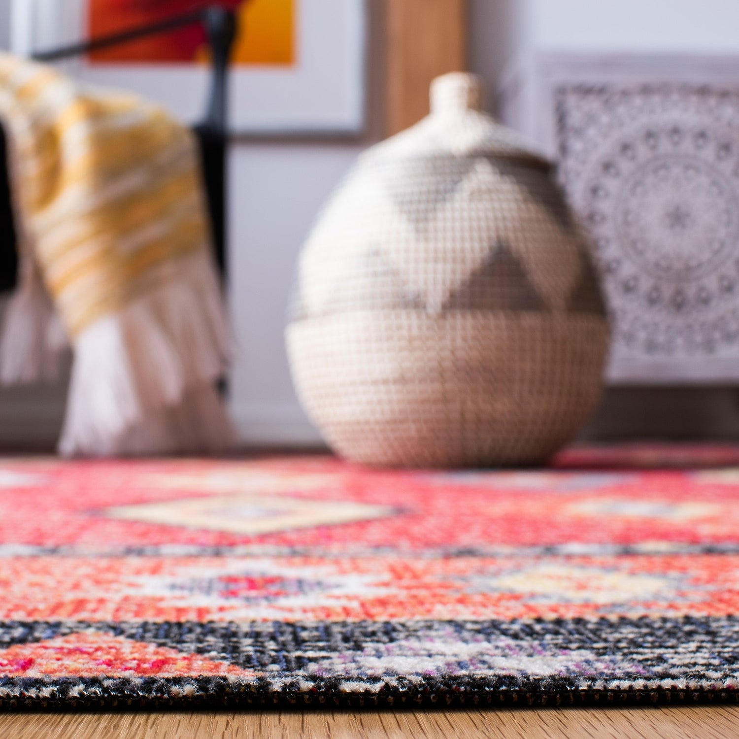 Safavieh Montage Mtg201Q Red/Black Rugs.