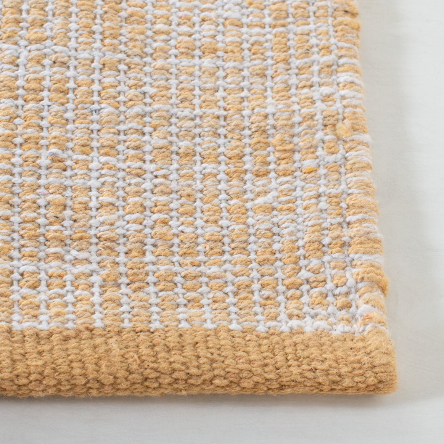 Safavieh Montauk Mtk250D Gold Rugs.