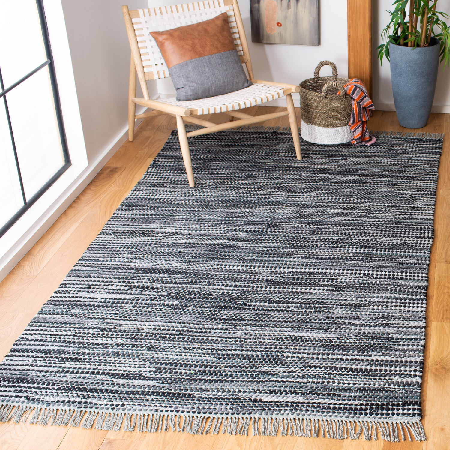 Safavieh Montauk Mtk251F Grey/Black Rugs.