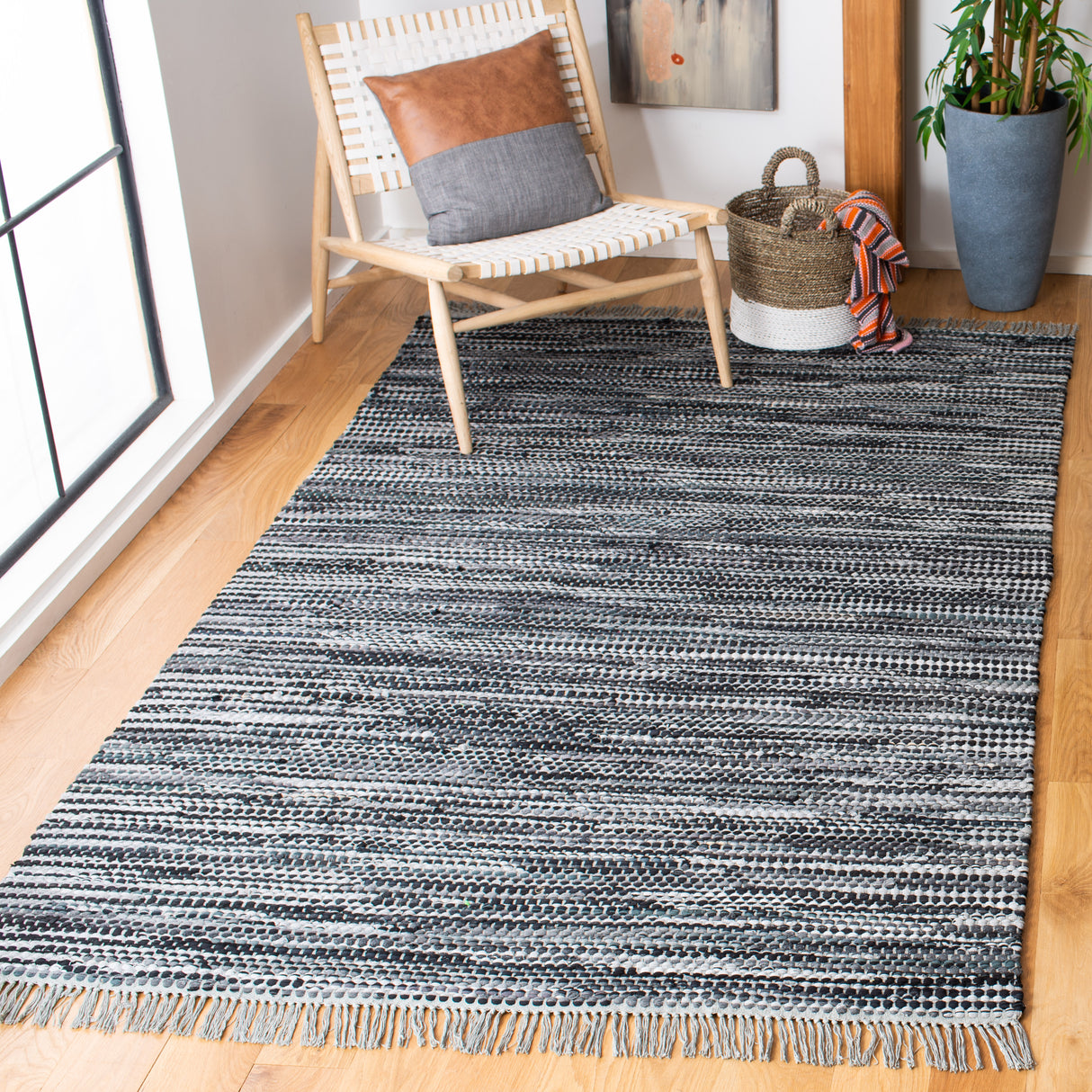 Safavieh Montauk Mtk251F Grey/Black Rugs.