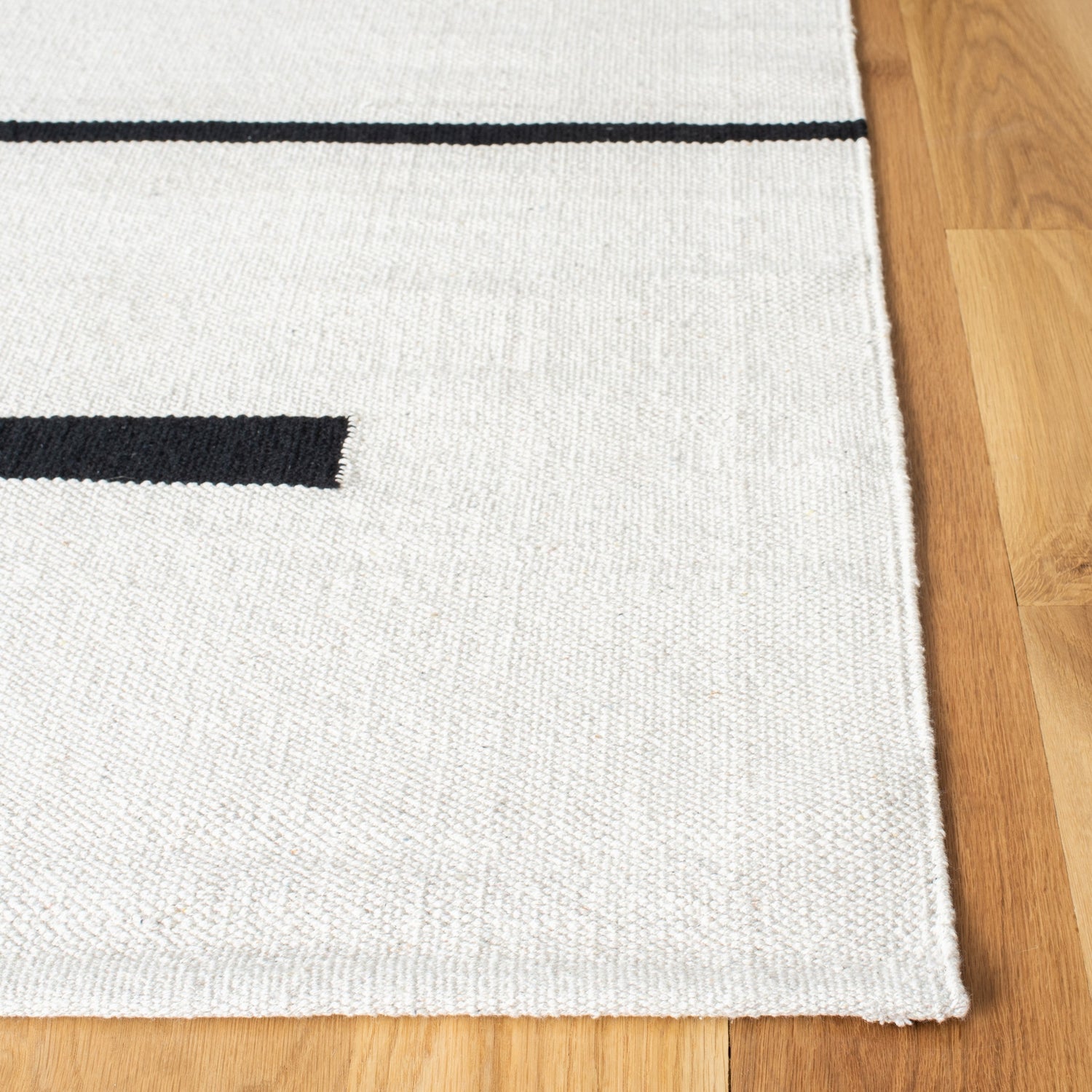 Safavieh Montauk Mtk311A Ivory/Black Rug.
