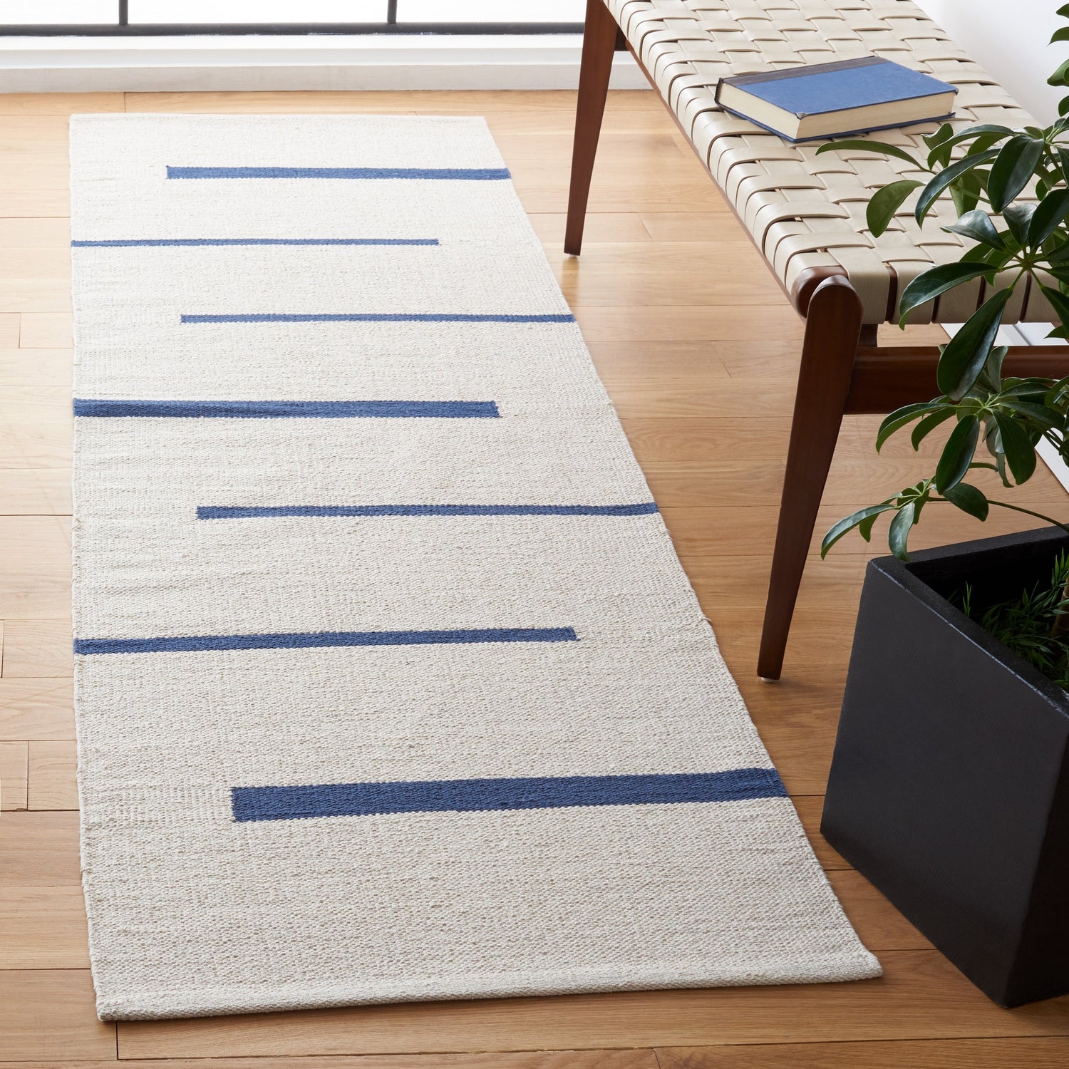 Safavieh Montauk Mtk311M Ivory/Navy Rugs.