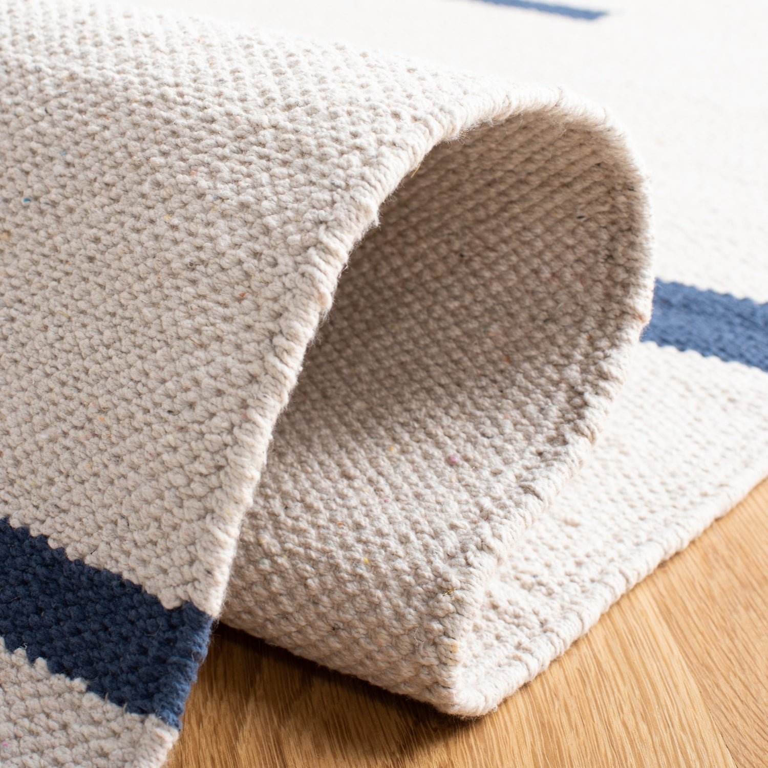 Safavieh Montauk Mtk311M Ivory/Navy Rugs.