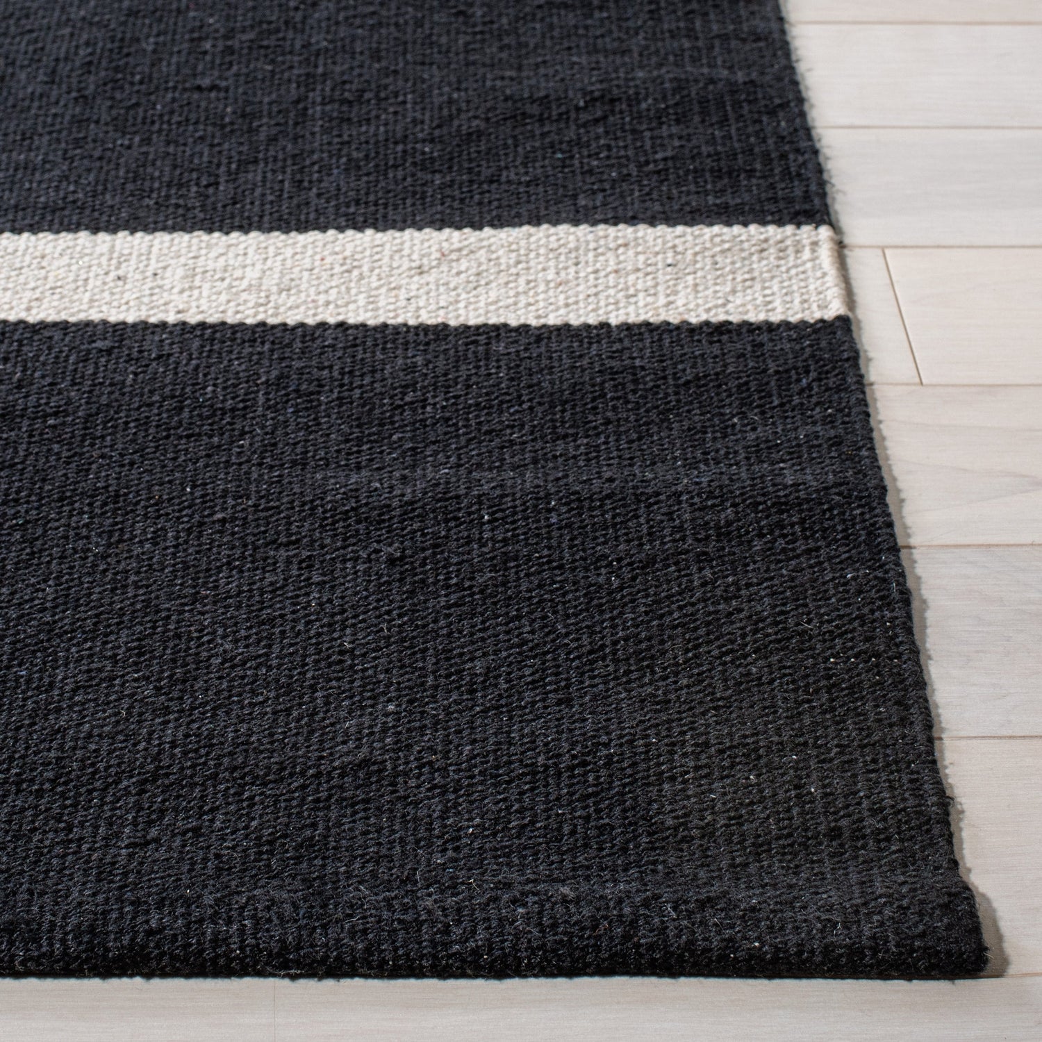 Safavieh Montauk Mtk311Z Black/Ivory Rugs.