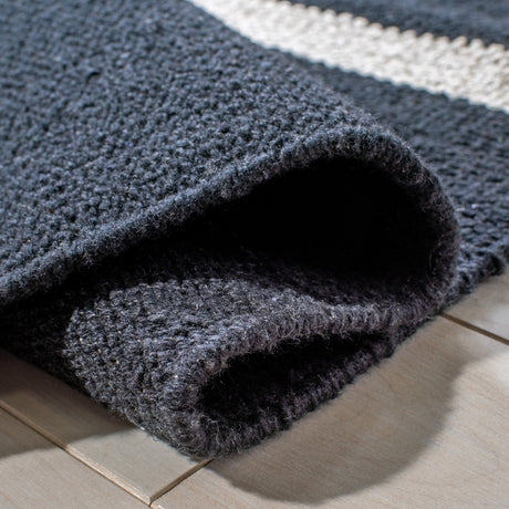 Safavieh Montauk Mtk311Z Black/Ivory Rugs.