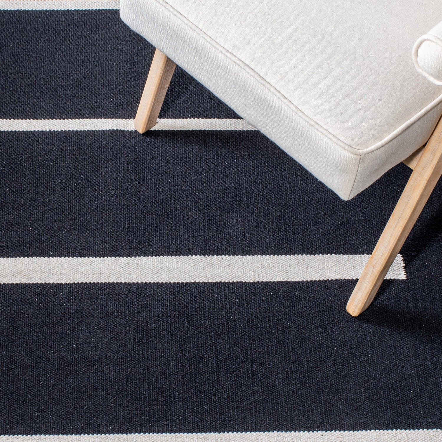Safavieh Montauk Mtk311Z Black/Ivory Rugs.