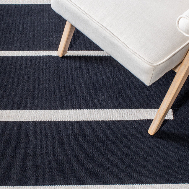 Safavieh Montauk Mtk311Z Black/Ivory Rugs.