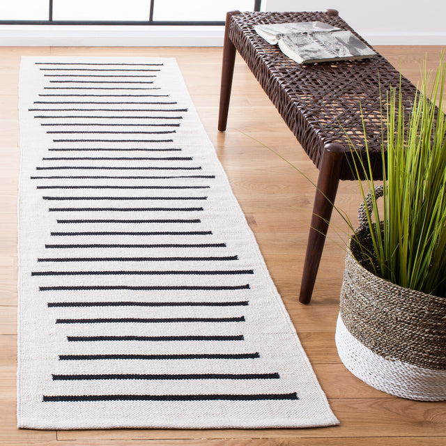 Safavieh Montauk Mtk313A Ivory/Black Rug.