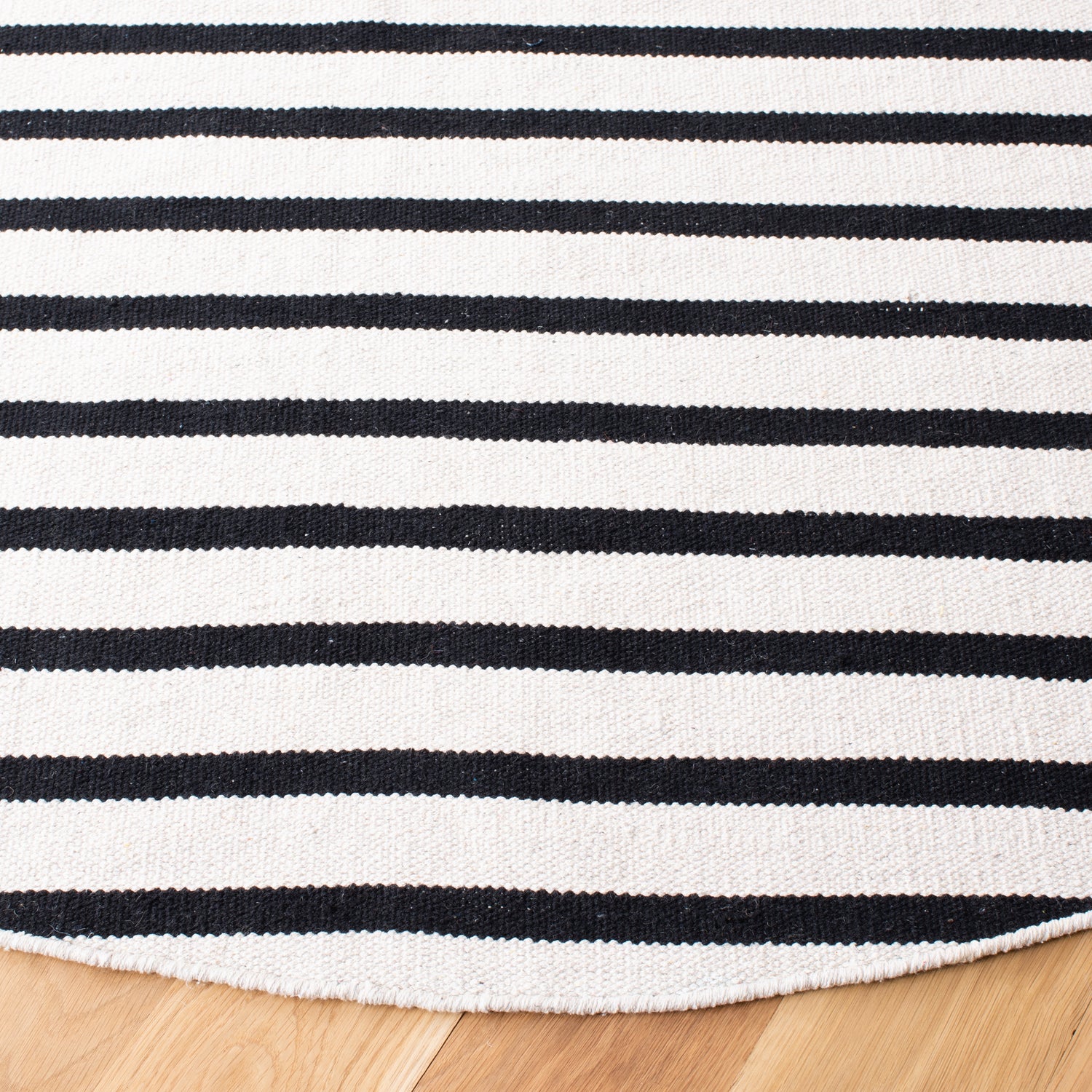 Safavieh Montauk Mtk313A Ivory/Black Rug.