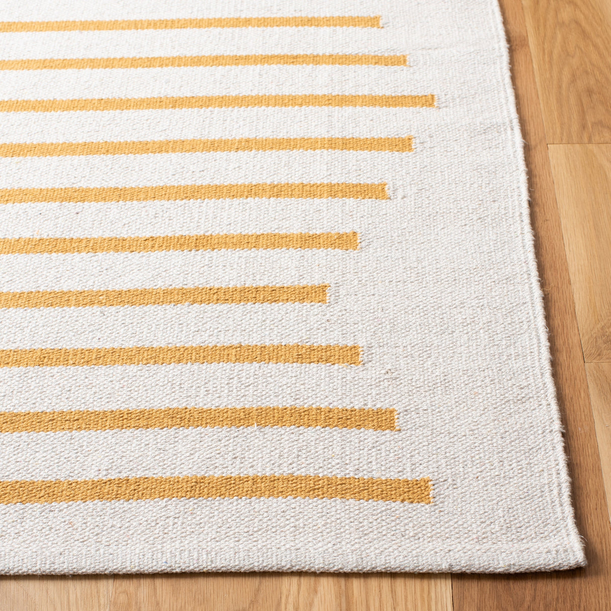 Safavieh Montauk Mtk313C Ivory/Gold Rugs.