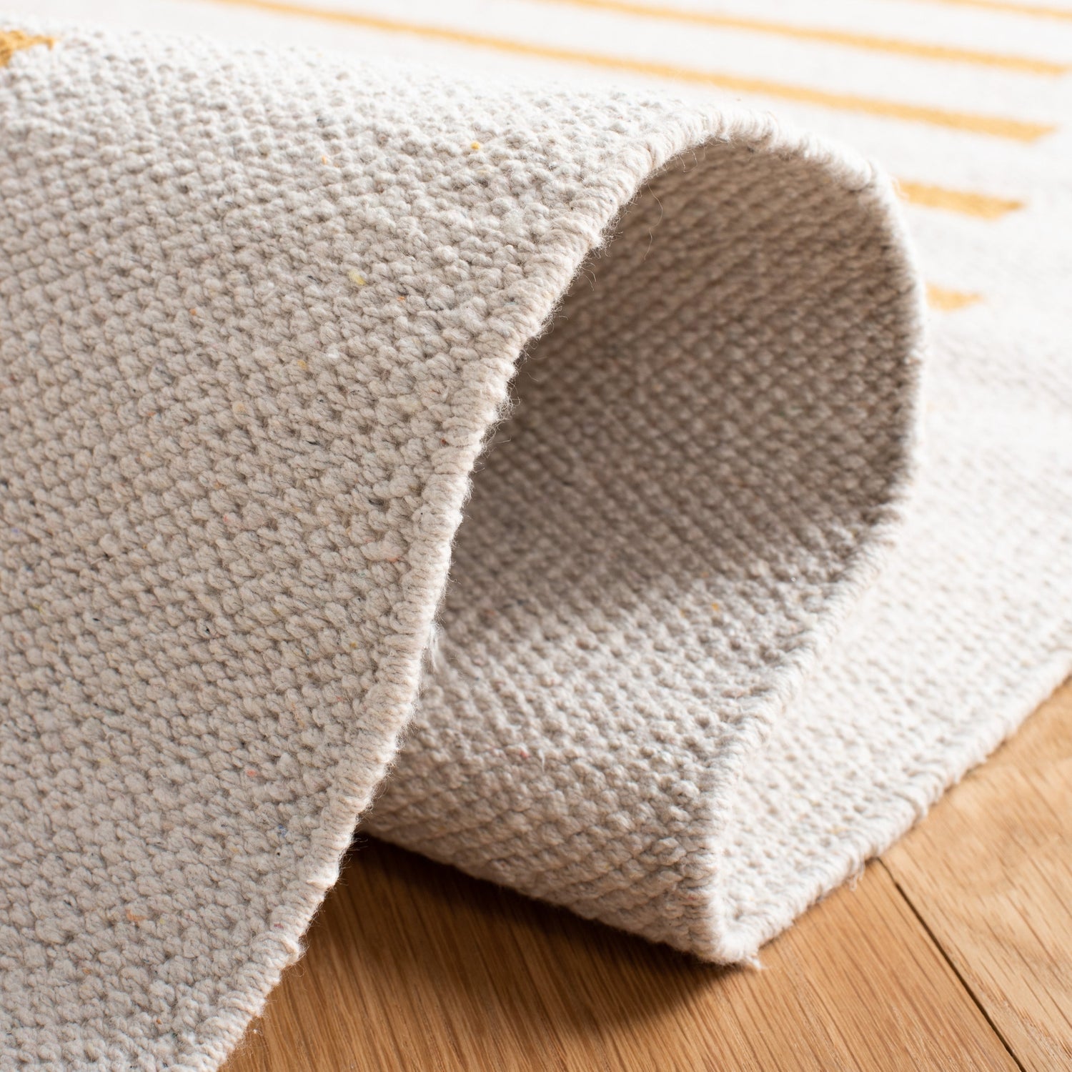 Safavieh Montauk Mtk313C Ivory/Gold Rugs.