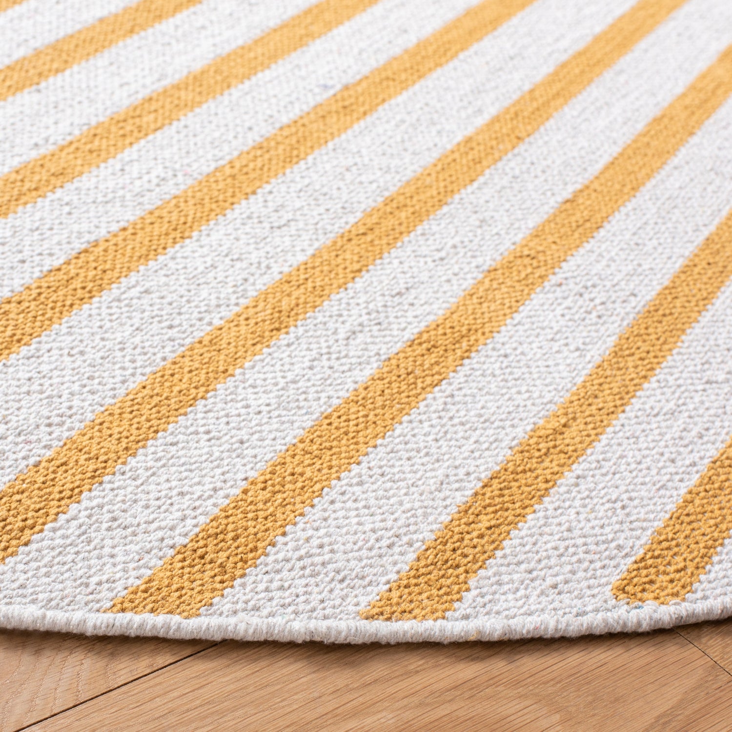 Safavieh Montauk Mtk313C Ivory/Gold Rugs.