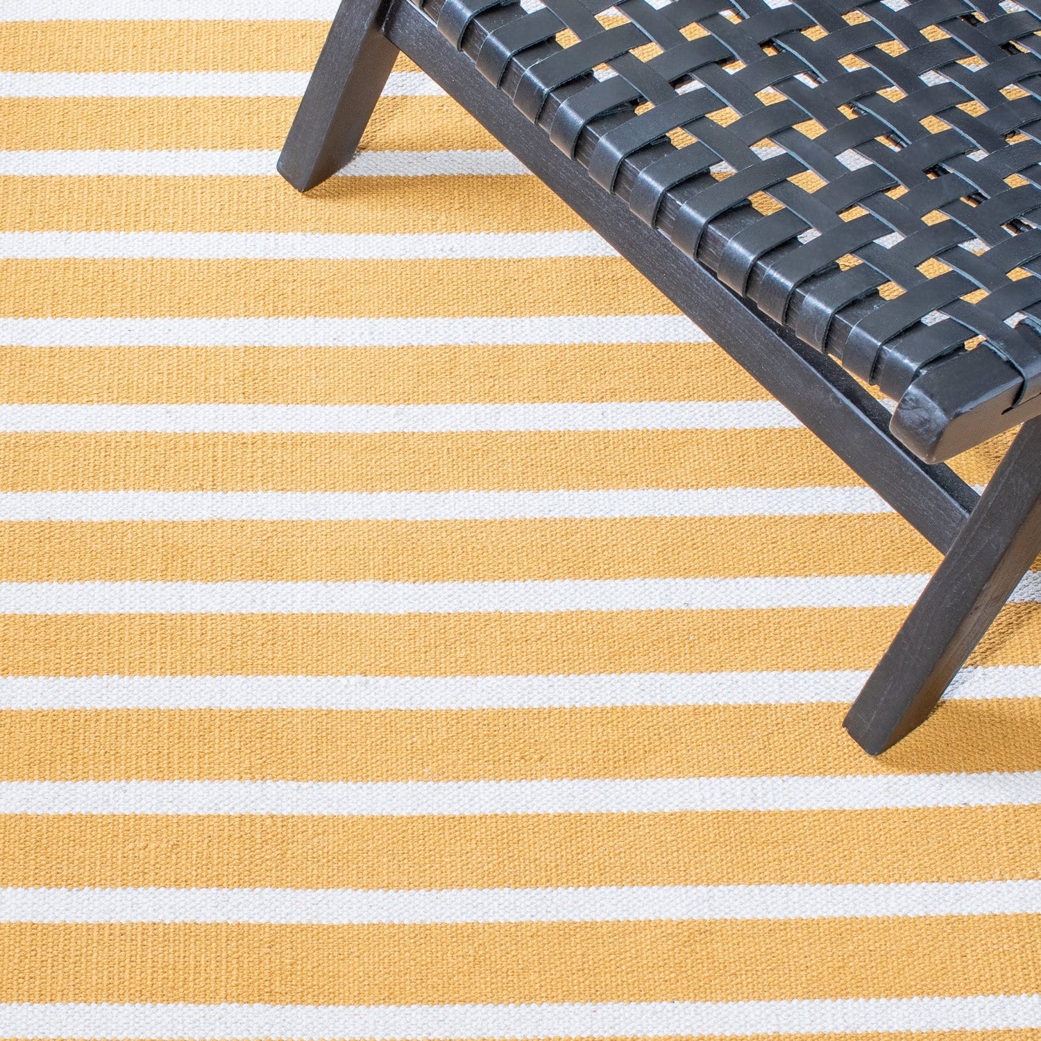 Safavieh Montauk Mtk313D Gold/Ivory Rugs.