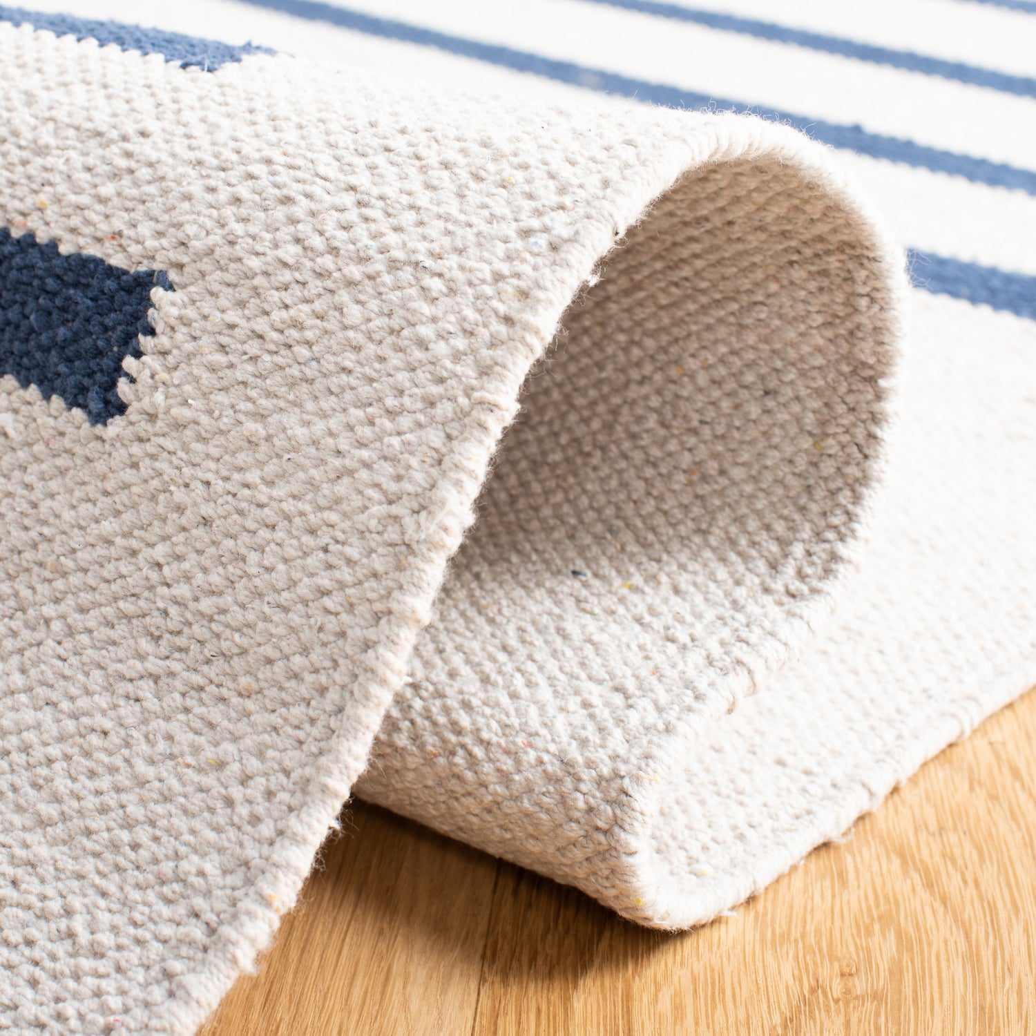 Safavieh Montauk Mtk313M Ivory/Navy Rugs.