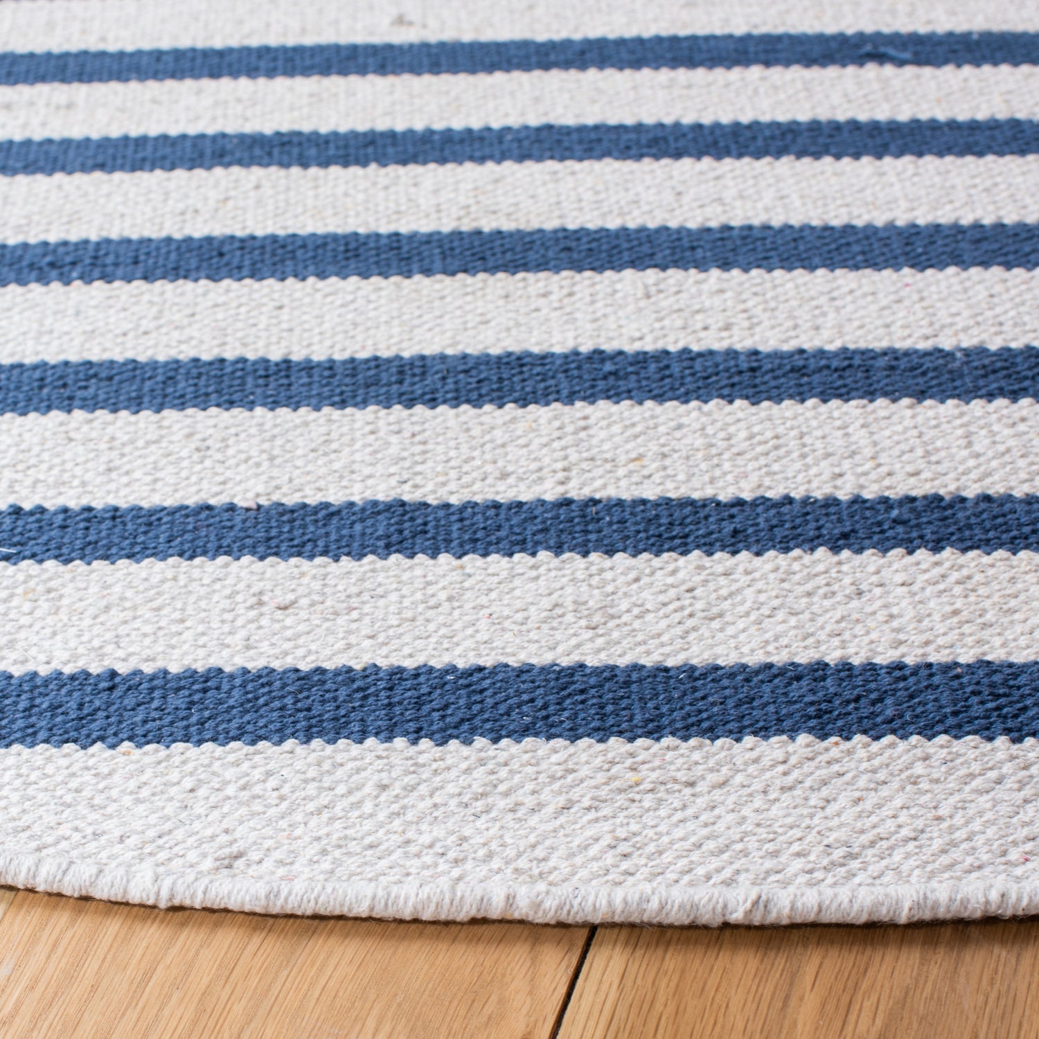 Safavieh Montauk Mtk313M Ivory/Navy Rugs.