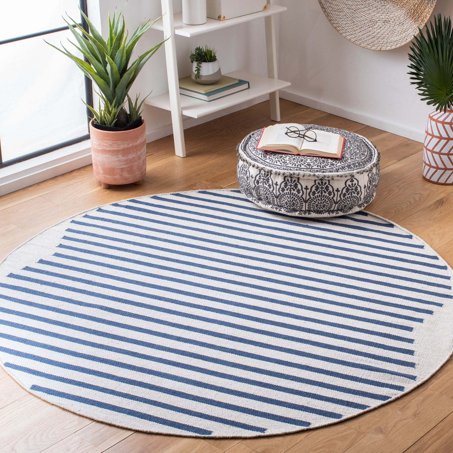 Safavieh Montauk Mtk313M Ivory/Navy Rugs.
