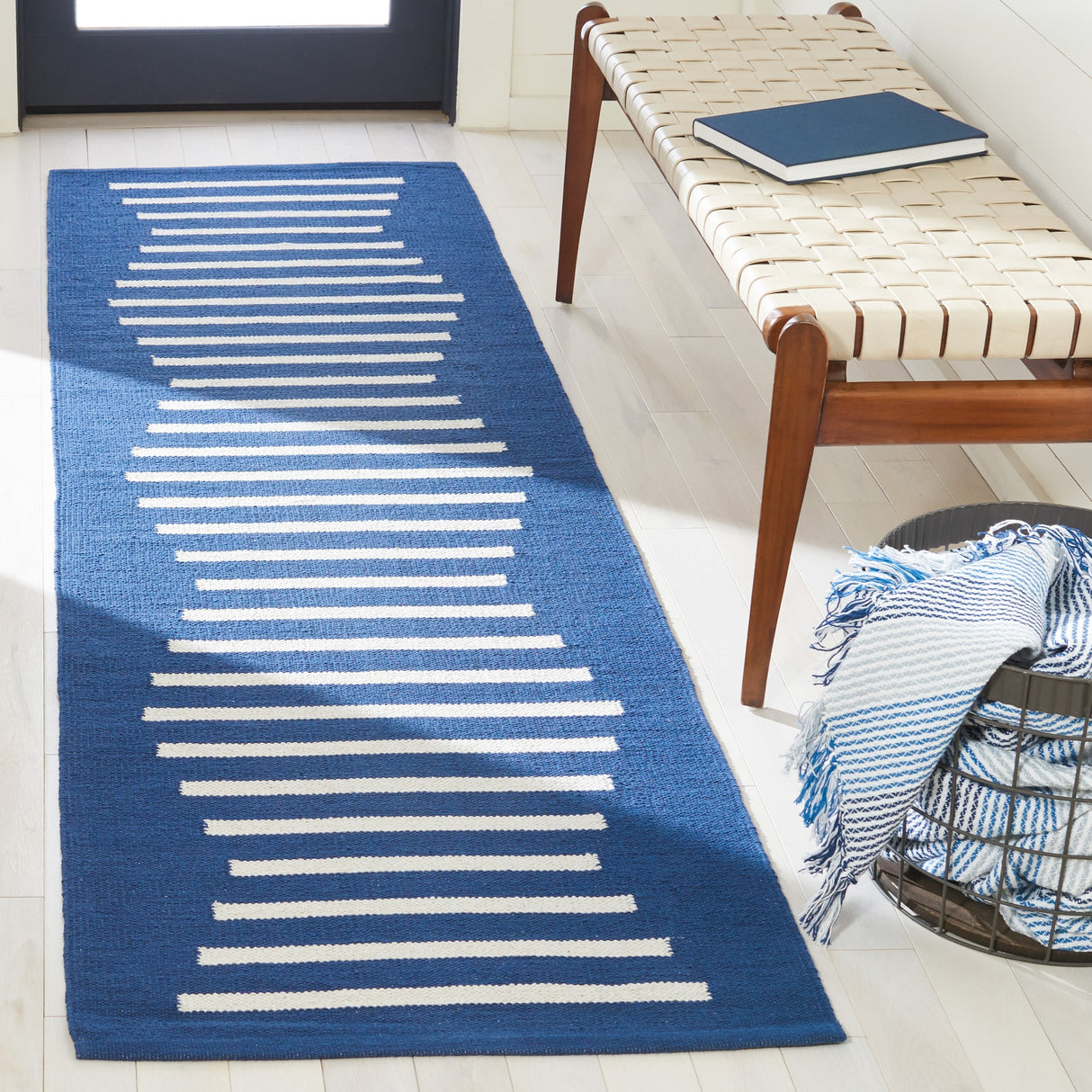 Safavieh Montauk Mtk313N Navy/Ivory Rugs.