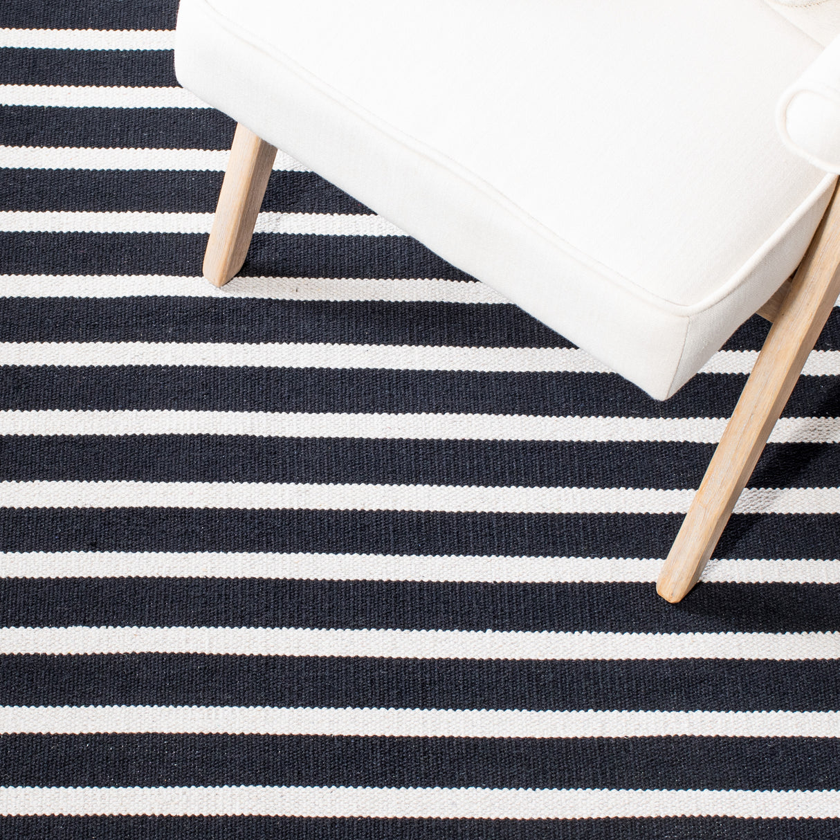 Safavieh Montauk Mtk313Z Black/Ivory Rugs.