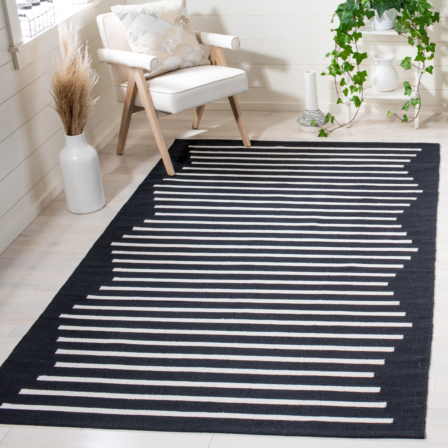 Safavieh Montauk Mtk313Z Black/Ivory Rugs.