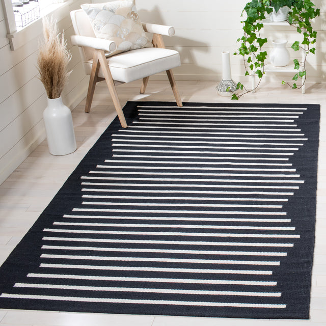 Safavieh Montauk Mtk313Z Black/Ivory Rugs.