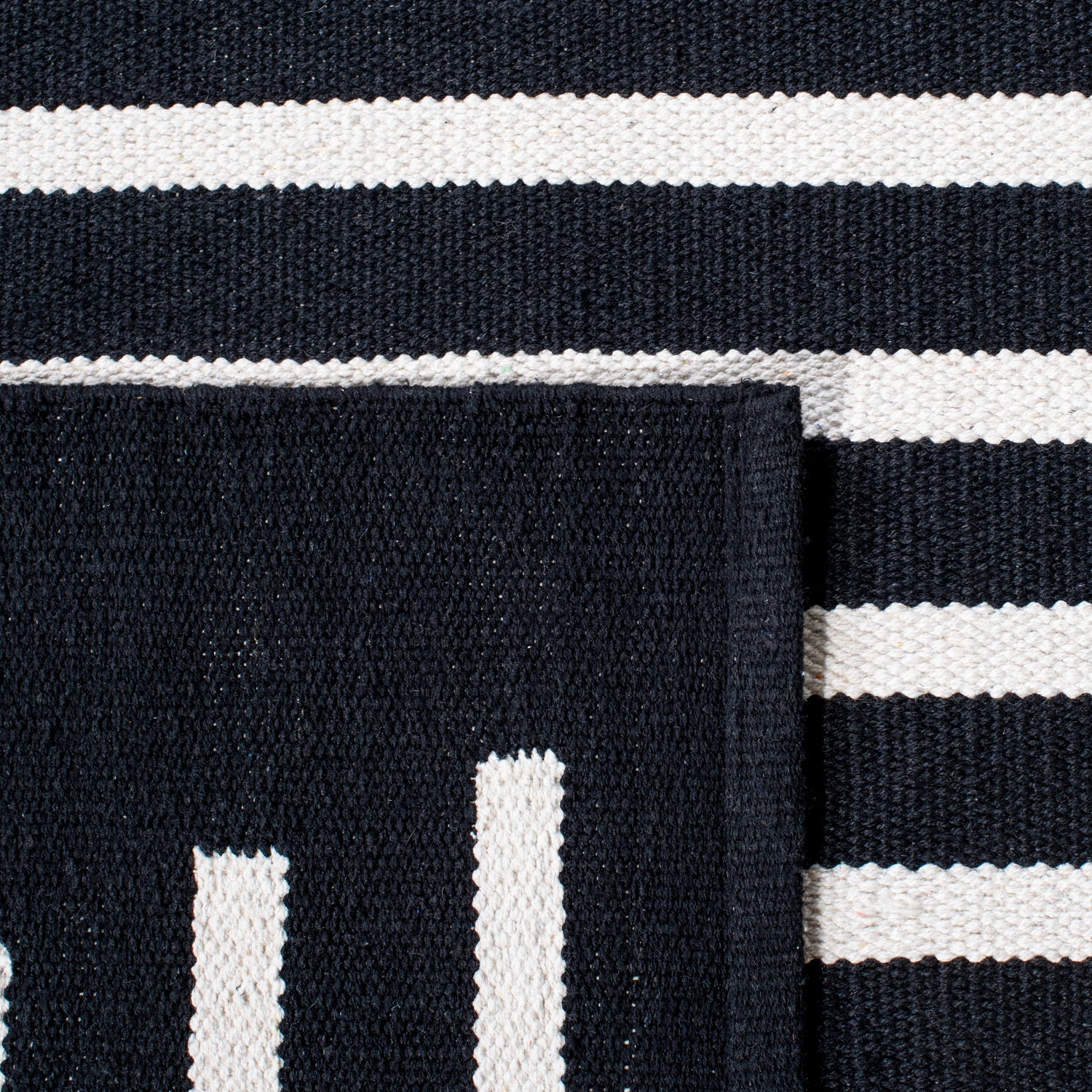 Safavieh Montauk Mtk313Z Black/Ivory Rugs.