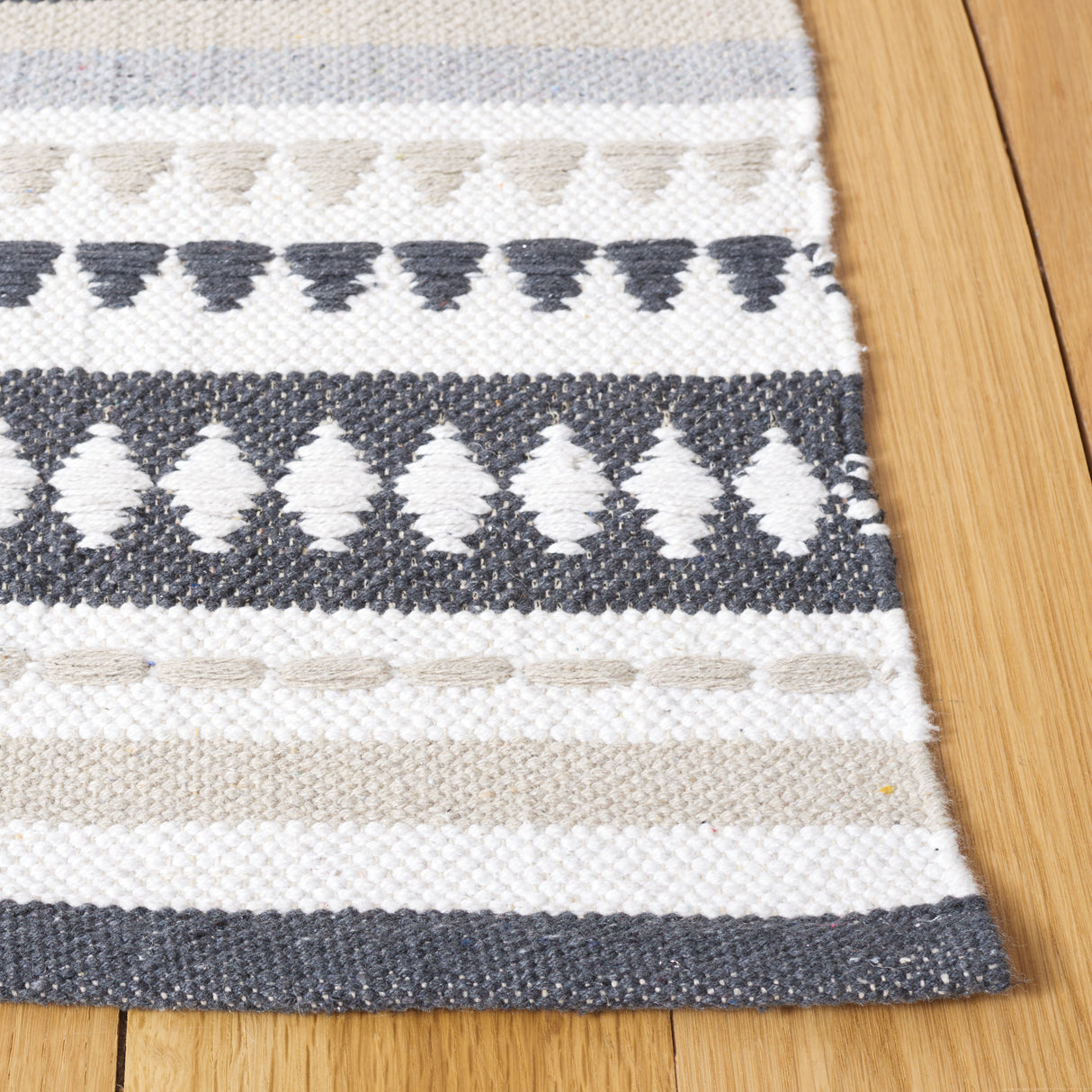 Safavieh Montauk Mtk451F Grey/Ivory Rug.