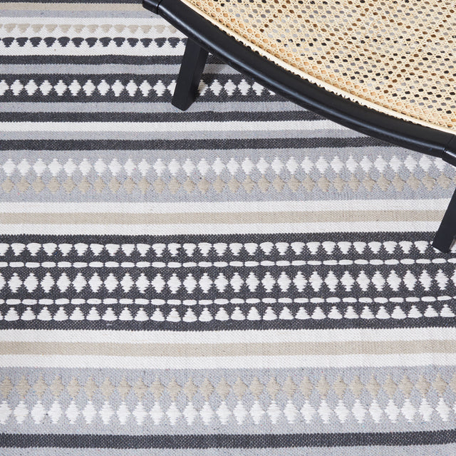 Safavieh Montauk Mtk451F Grey/Ivory Rug.