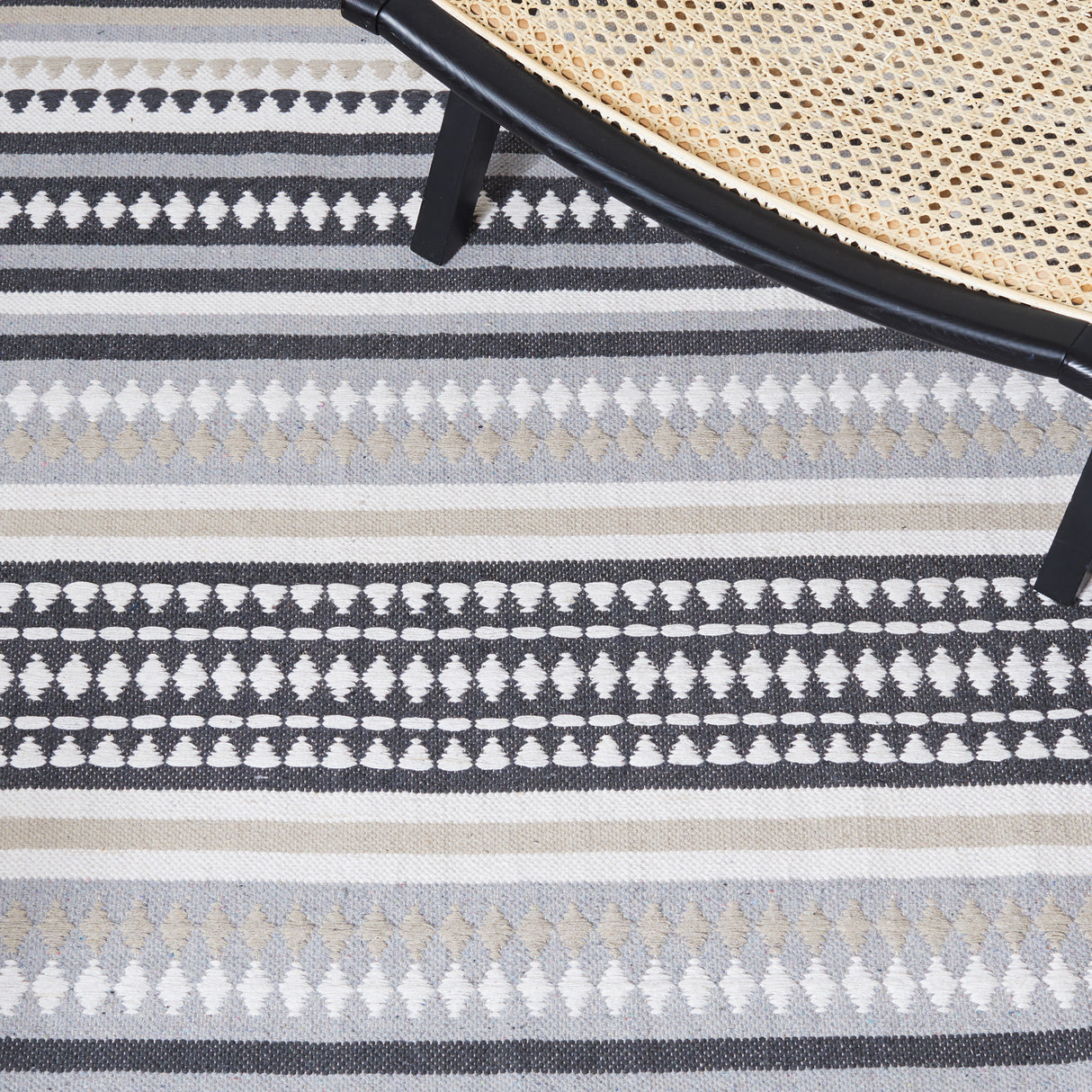 Safavieh Montauk Mtk451F Grey/Ivory Rug.