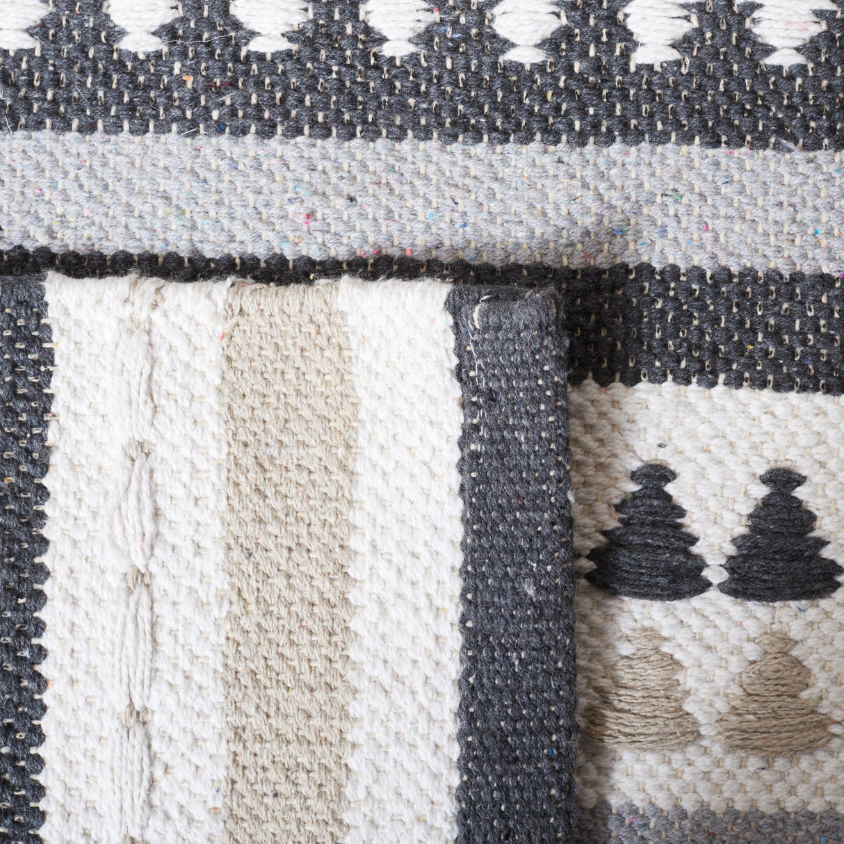 Safavieh Montauk Mtk451F Grey/Ivory Rug.
