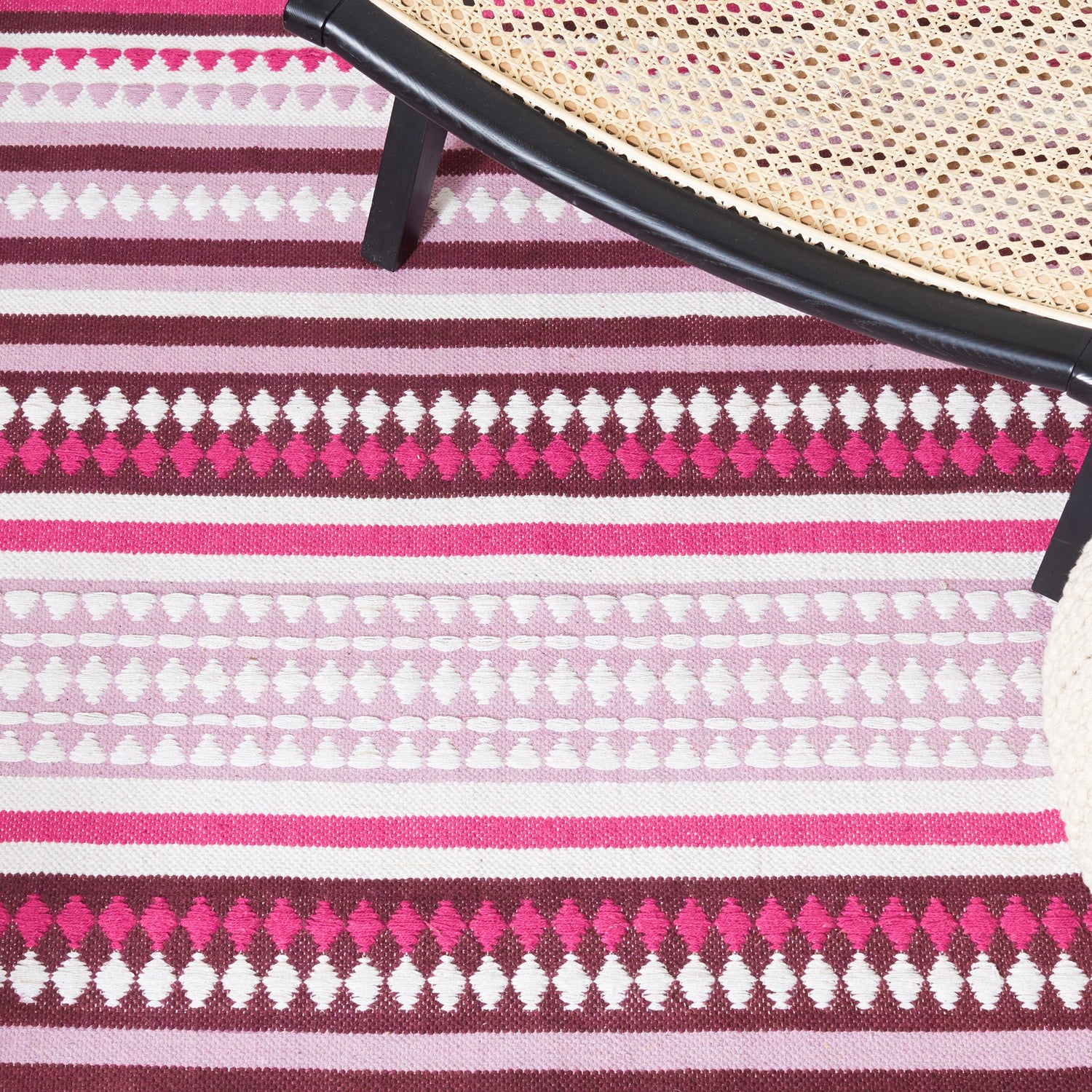 Safavieh Montauk Mtk451R Pink/Ivory Rug.