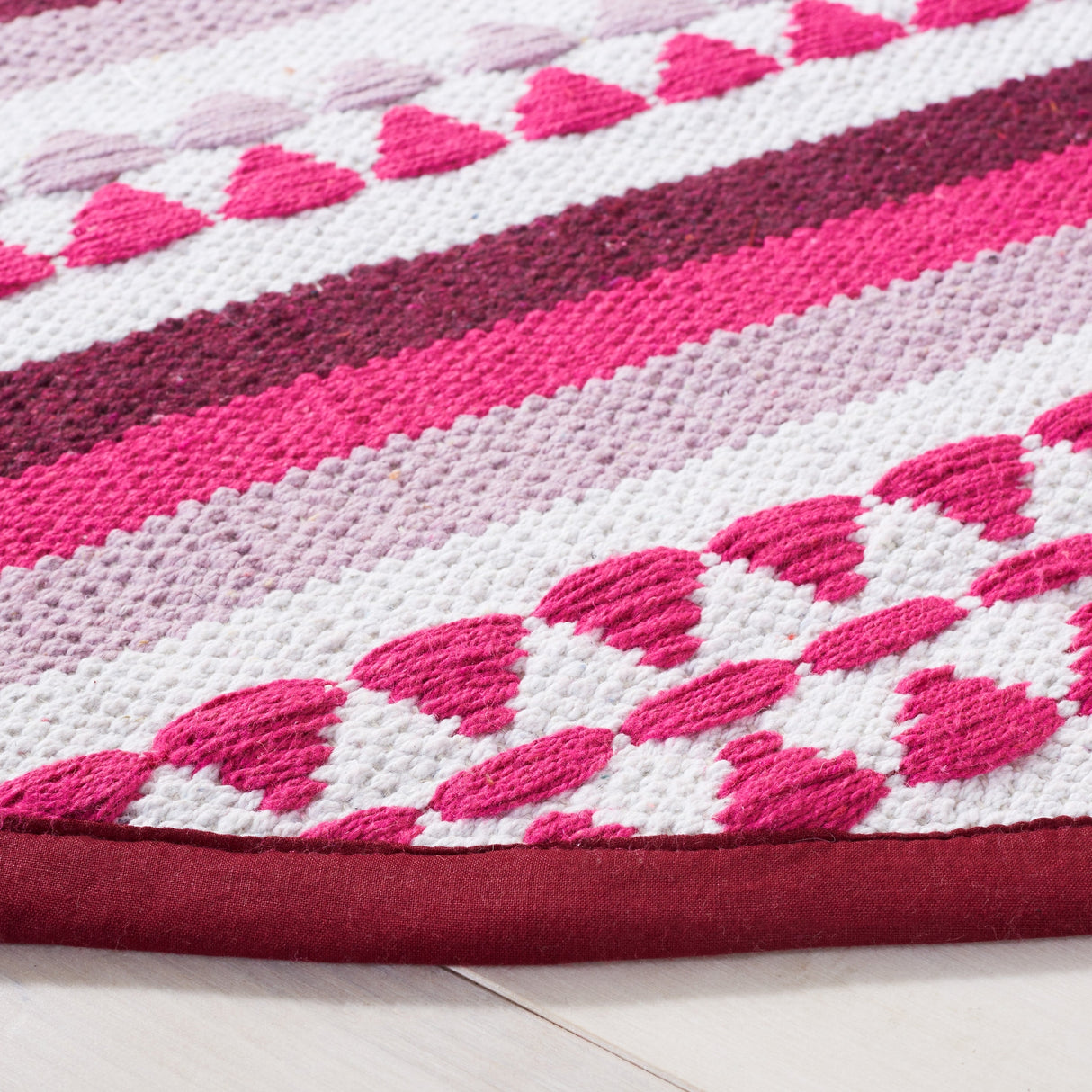 Safavieh Montauk Mtk451R Pink/Ivory Rug.