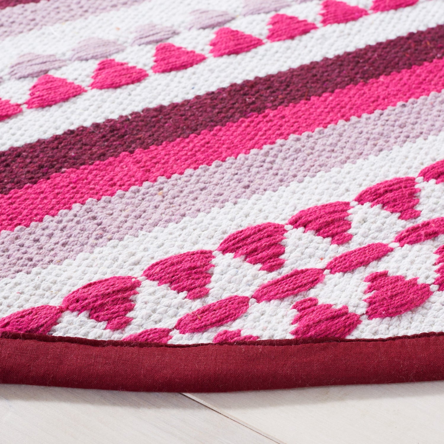 Safavieh Montauk Mtk451R Pink/Ivory Rug.