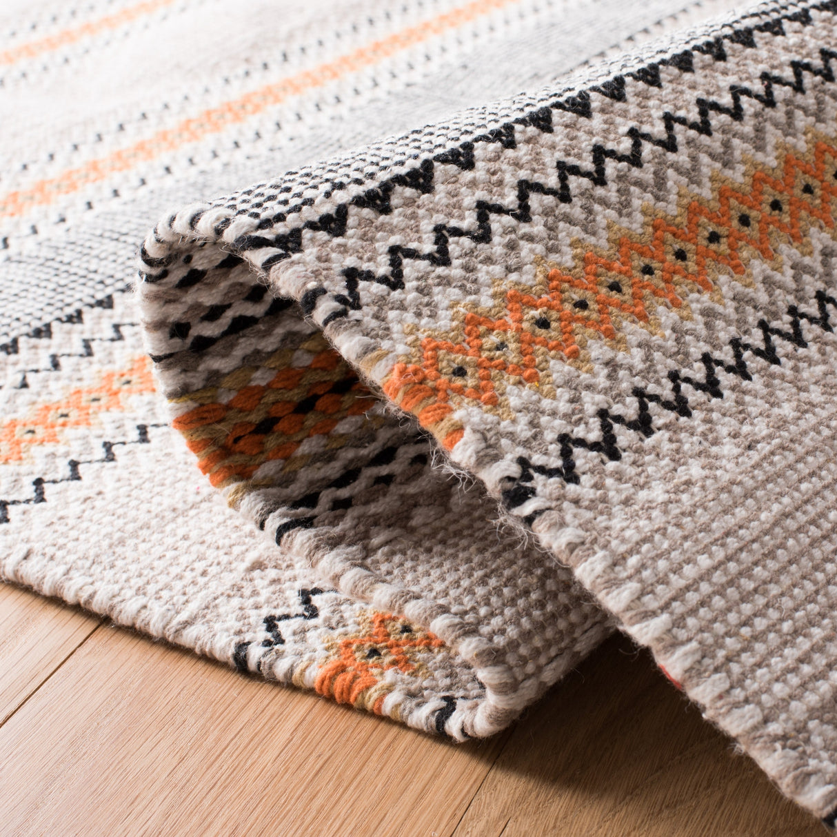 Safavieh Montauk Mtk536P Orange/Beige Rugs.