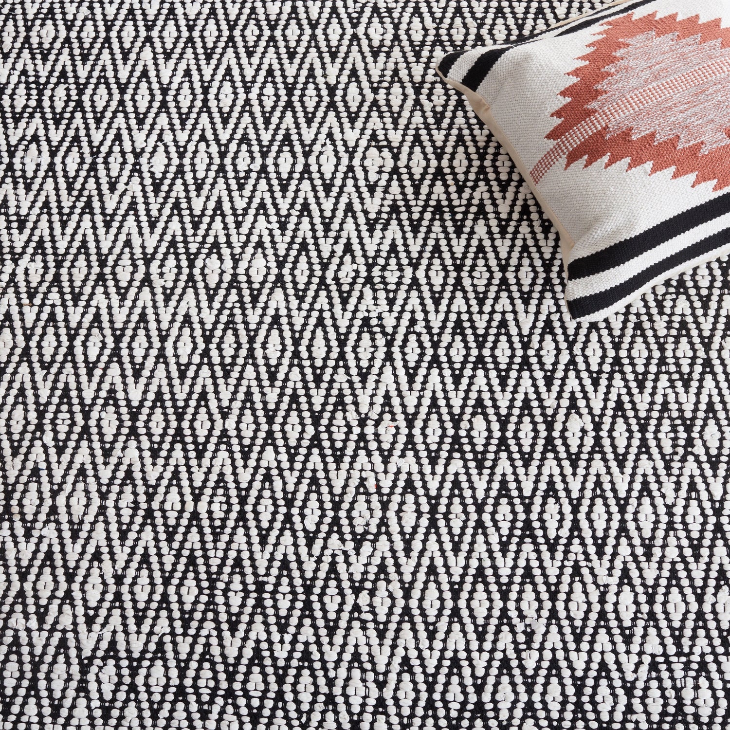 Safavieh Montauk Mtk621A Ivory/Black Rugs.
