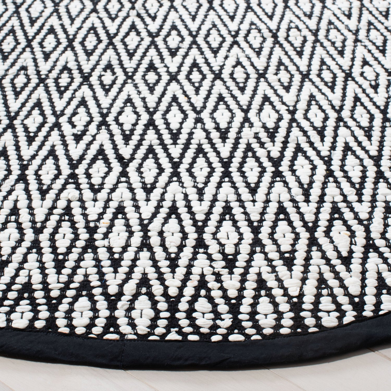 Safavieh Montauk Mtk621A Ivory/Black Rugs.