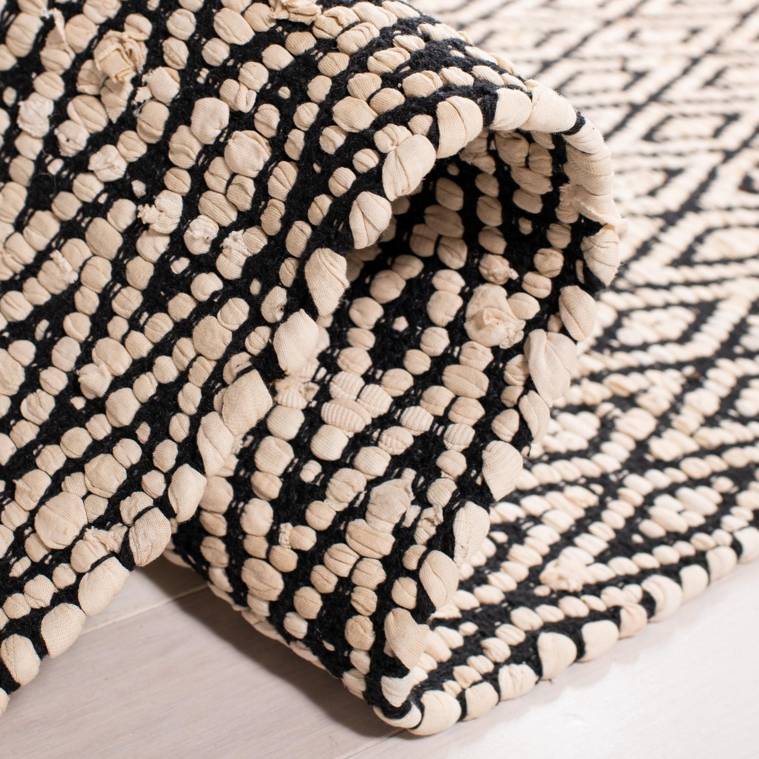 Safavieh Montauk Mtk621B Beige/Black Rugs.