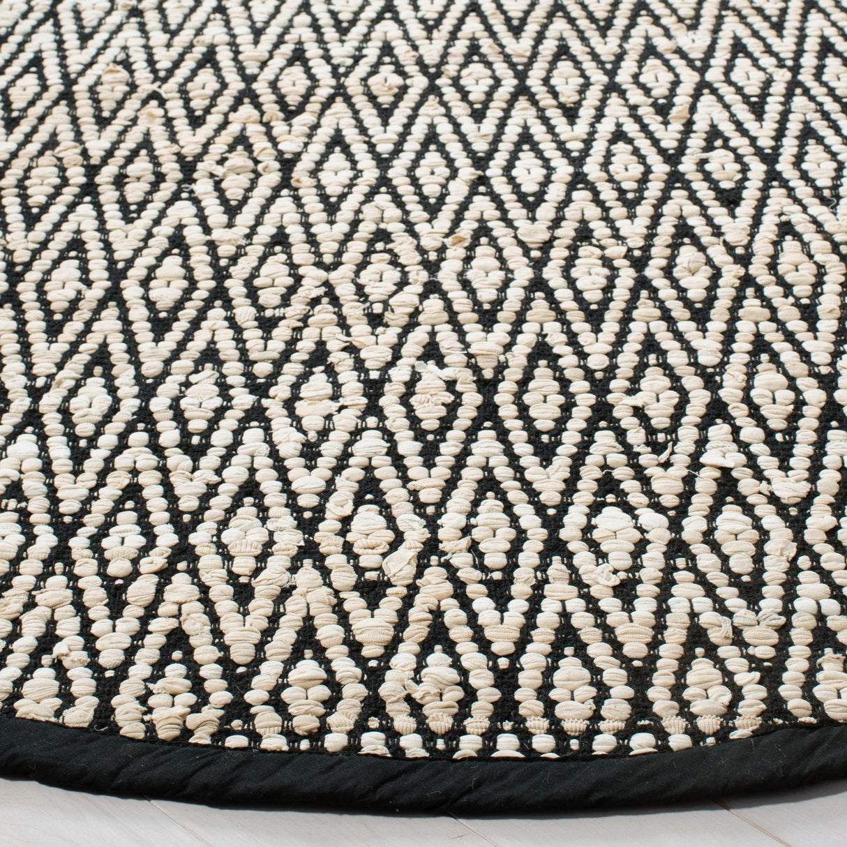 Safavieh Montauk Mtk621B Beige/Black Rugs.