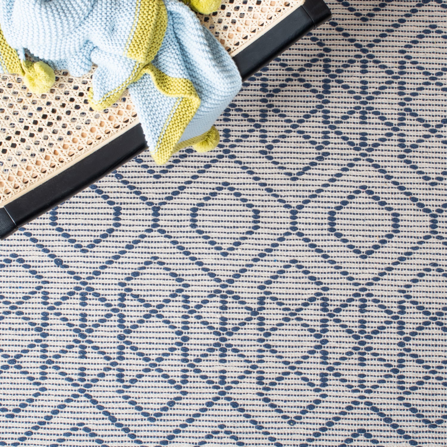 Safavieh Montauk Mtk652N Navy/Beige Rugs.