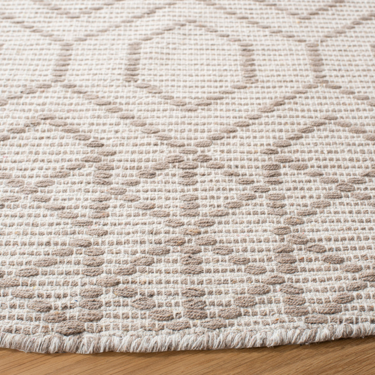 Safavieh Montauk Mtk652T Brown/Beige Rugs.
