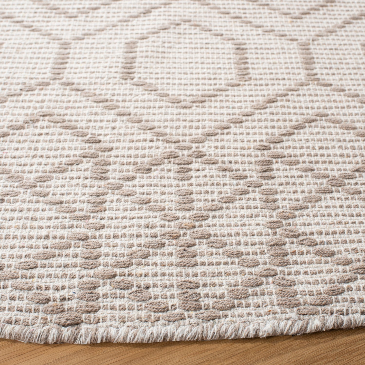 Safavieh Montauk Mtk652T Brown/Beige Rugs.