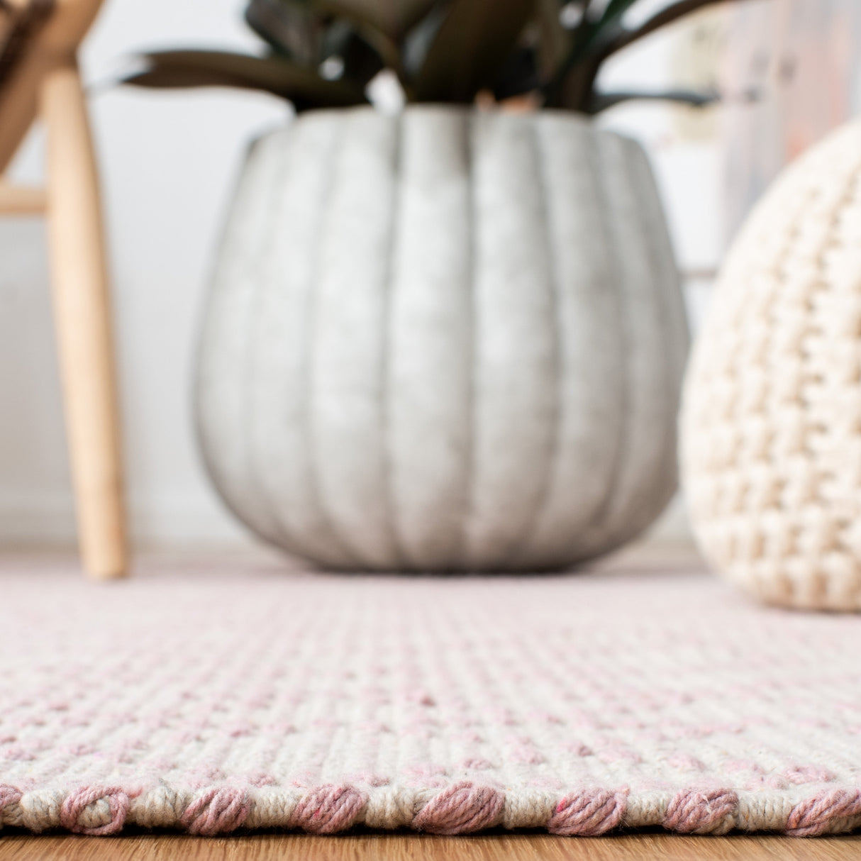 Safavieh Montauk Mtk652U Pink/Ivory Rugs.