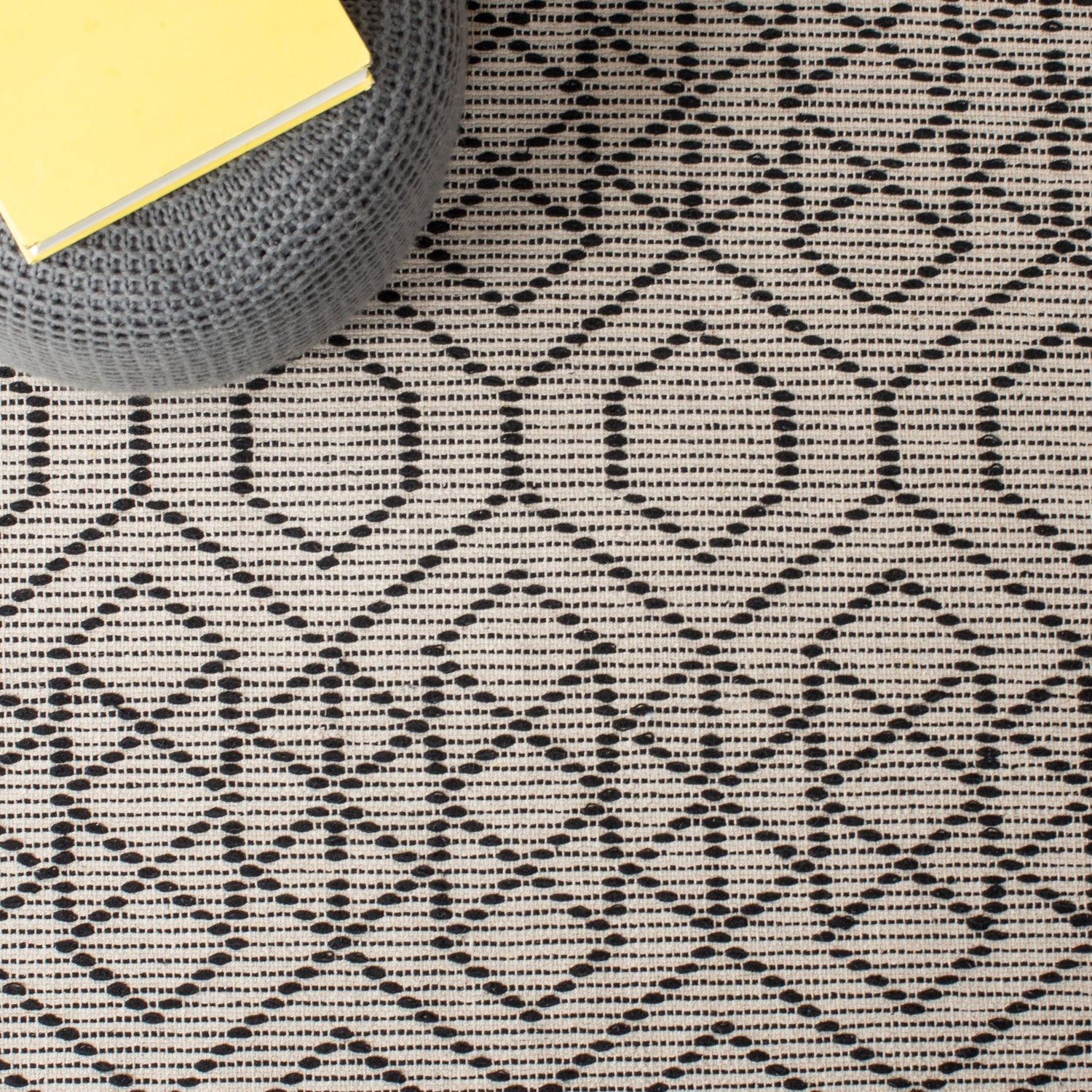 Safavieh Montauk Mtk652Z Black/Beige Rugs.